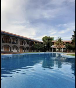 una gran piscina frente a un edificio en Hotel Camelinas en Apatzingán de la Constitución