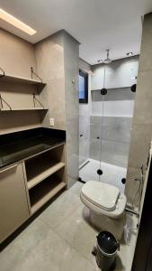 a bathroom with a toilet and a shower at Luxo e Exclusividade ao lado Shopping Campo Grande in Campo Grande