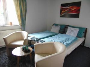 sala de estar con 1 cama y 2 sillas en Ubytování u Kubátů en Prachatice