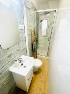 y baño con lavabo, aseo y ducha. en Precioso y exclusivo piso en centro de Tarragona, en Tarragona