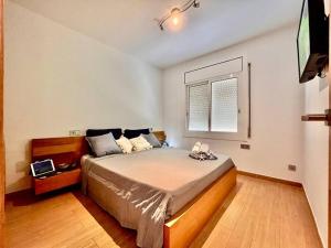 a bedroom with a large bed in a room at Apartamento “La Caleta” in Calella