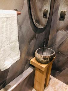 ein Badezimmer mit einem Steinwaschbecken und einem Spiegel in der Unterkunft Ty Cwtch in Dolgellau