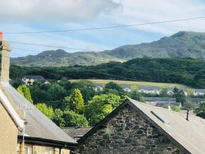 a view of the mountains from the roofs of houses at Ty Cwtch in Dolgellau