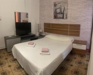 ein Schlafzimmer mit einem großen Bett mit zwei Handtüchern darauf in der Unterkunft Apartamento Lulu in Málaga