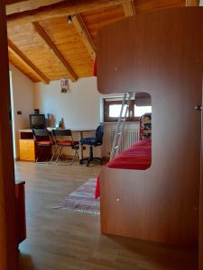 Dormitorio con cama y escritorio con escalera en Il Paradiso CIR 0003, en Allein