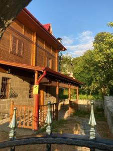 une maison en bois avec une clôture devant elle dans l'établissement ORMAN AHŞAP EV, à Cayeli