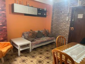 ein Wohnzimmer mit einem Sofa und einem Tisch in der Unterkunft Apartamento Lulu in Málaga