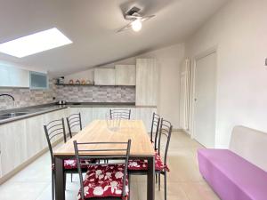 eine Küche und ein Esszimmer mit einem Tisch und Stühlen in der Unterkunft Le mimose in Alba Adriatica