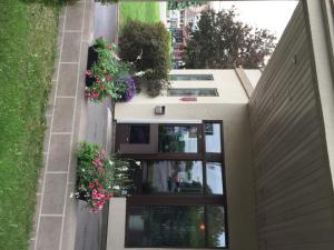 una vista aérea de un edificio con flores. en Motel Capri et Suites en Repentigny