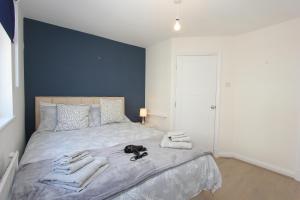 1 dormitorio con 1 cama con toallas en Central London Apartment Zone 1 en Londres