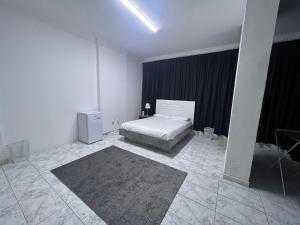 Rúm í herbergi á Dinar apartments