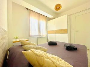 Un dormitorio con una cama grande con dos bolsas. en Precioso y exclusivo piso en centro de Tarragona, en Tarragona