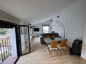 comedor y sala de estar con mesa y sillas en CASA TORRE VANDELVIRA, en Cazorla