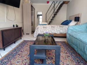 un soggiorno con divano e tavolo di Private Guest House a Lima