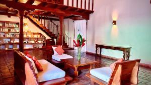 - un salon avec une table et des chaises ainsi qu'un escalier dans l'établissement Miss Margrits, à Granada