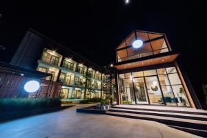 a building at night with lights on at Phu sakon ville hotel in Ban Phang Khwang Tai