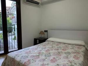 1 dormitorio con cama y ventana grande en CASA TORRE VANDELVIRA, en Cazorla