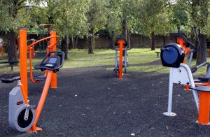 ロンドンにあるCentral London roomsの公園内のオレンジ運動器具