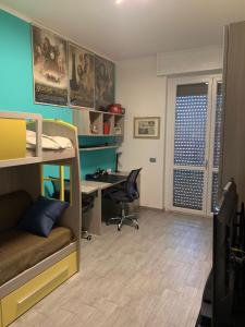 um escritório com uma secretária e uma cama num quarto em Appartamento Michelangelo em Novara