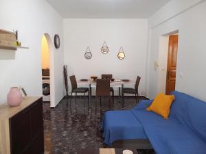 1 dormitorio con 1 cama y 1 mesa con sillas en Trizina's Guesthouse 