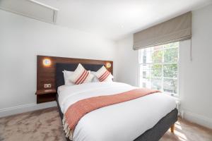 biała sypialnia z dużym łóżkiem i oknem w obiekcie 3 Bedroom flat with Terrace in Central London w Londynie