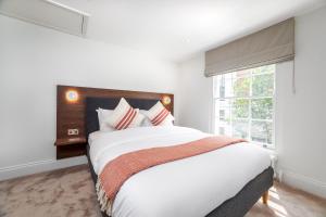 Tempat tidur dalam kamar di 3 Bedroom flat with Terrace in Central London