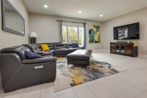 uma sala de estar com um sofá de couro e uma televisão em San Antonio Vacation Rental with Pool and Home Gym em San Antonio