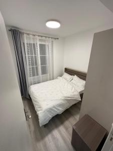 een kleine slaapkamer met een bed en een raam bij studio paris 12 in Parijs