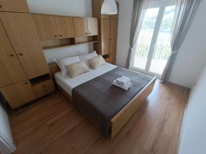 una camera da letto con un letto con un orsacchiotto sopra di Maria Apartments a Zaton