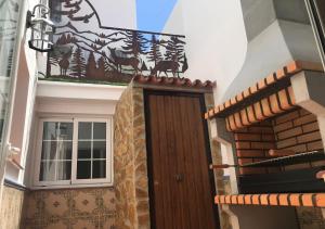 - Entrada a una casa con puerta de madera en Casa Rural Relax & Nature en Prado del Rey