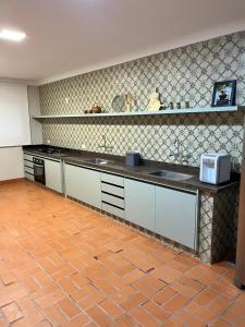 uma cozinha com um balcão e um micro-ondas em Quinta D’ Aurora em Espírito Santo do Pinhal