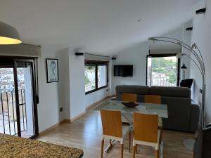 sala de estar con sofá, mesa y sillas en CASA TORRE VANDELVIRA, en Cazorla