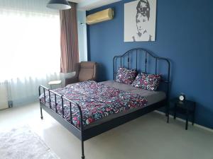 um quarto com uma cama com uma parede azul em VİP ŞİŞLİ SQUARE CENTRAL HOUSE em Istambul