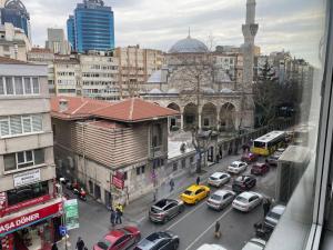 uma vista para uma rua movimentada da cidade com carros em VİP ŞİŞLİ SQUARE CENTRAL HOUSE em Istambul