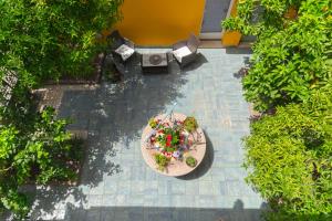 an overhead view of a patio with a table and flowers at La Casa di Bianca in Follonica