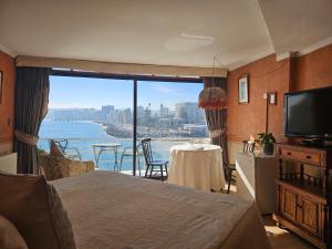 Cette chambre comprend un lit et offre une vue sur l'eau. dans l'établissement Hotel Restaurant CapDucal, à Viña del Mar