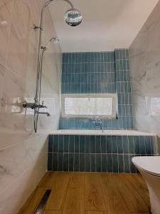 een badkamer met een douche en een wastafel bij LIMANI in Grigoleti