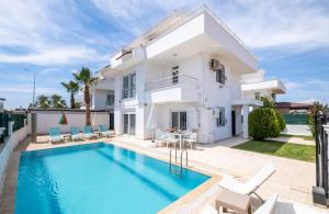 een villa met een zwembad en een huis bij Dazzling Villa with Private Pool in Antalya in Belek
