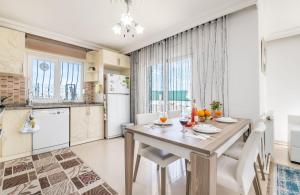 een keuken en eetkamer met een tafel en stoelen bij Dazzling Villa with Private Pool in Antalya in Belek