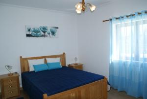 ドルネスにあるCasa da Eira em Dornes - Casa de campo familiar com piscinaの青いシーツのベッドと窓のある寝室 +35枚の写真