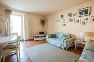 salon z niebieską kanapą i stołem w obiekcie Il balcone di Angelina w mieście Isola del Liri