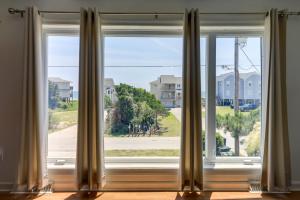 West of the Moon Ocean Apt with Beach Access!外面的花园