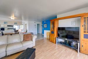 West of the Moon Ocean Apt with Beach Access!的厨房或小厨房