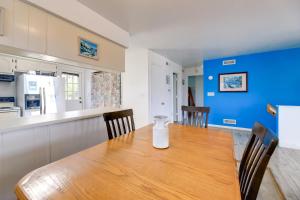 West of the Moon Ocean Apt with Beach Access!的厨房或小厨房