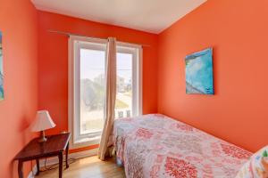West of the Moon Ocean Apt with Beach Access!客房内的一张或多张床位