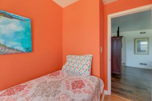 West of the Moon Ocean Apt with Beach Access!客房内的一张或多张床位
