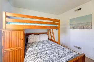 West of the Moon Ocean Apt with Beach Access!客房内的一张或多张床位