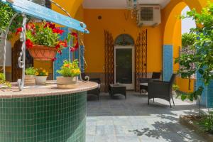 un patio en un edificio con flores en macetas en La Casa di Bianca en Follonica