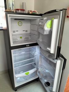 - un réfrigérateur vide avec une porte ouverte dans la cuisine dans l'établissement Casa San Daniel, à Paipa