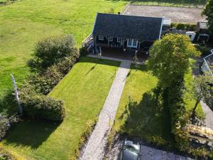 an aerial view of a house with a yard at De Os aan de dijk in Grafhorst